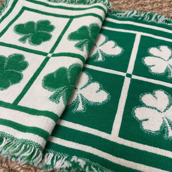 St Patrick's Shamrock Reversible Woven Placements - Picture 2 of 7